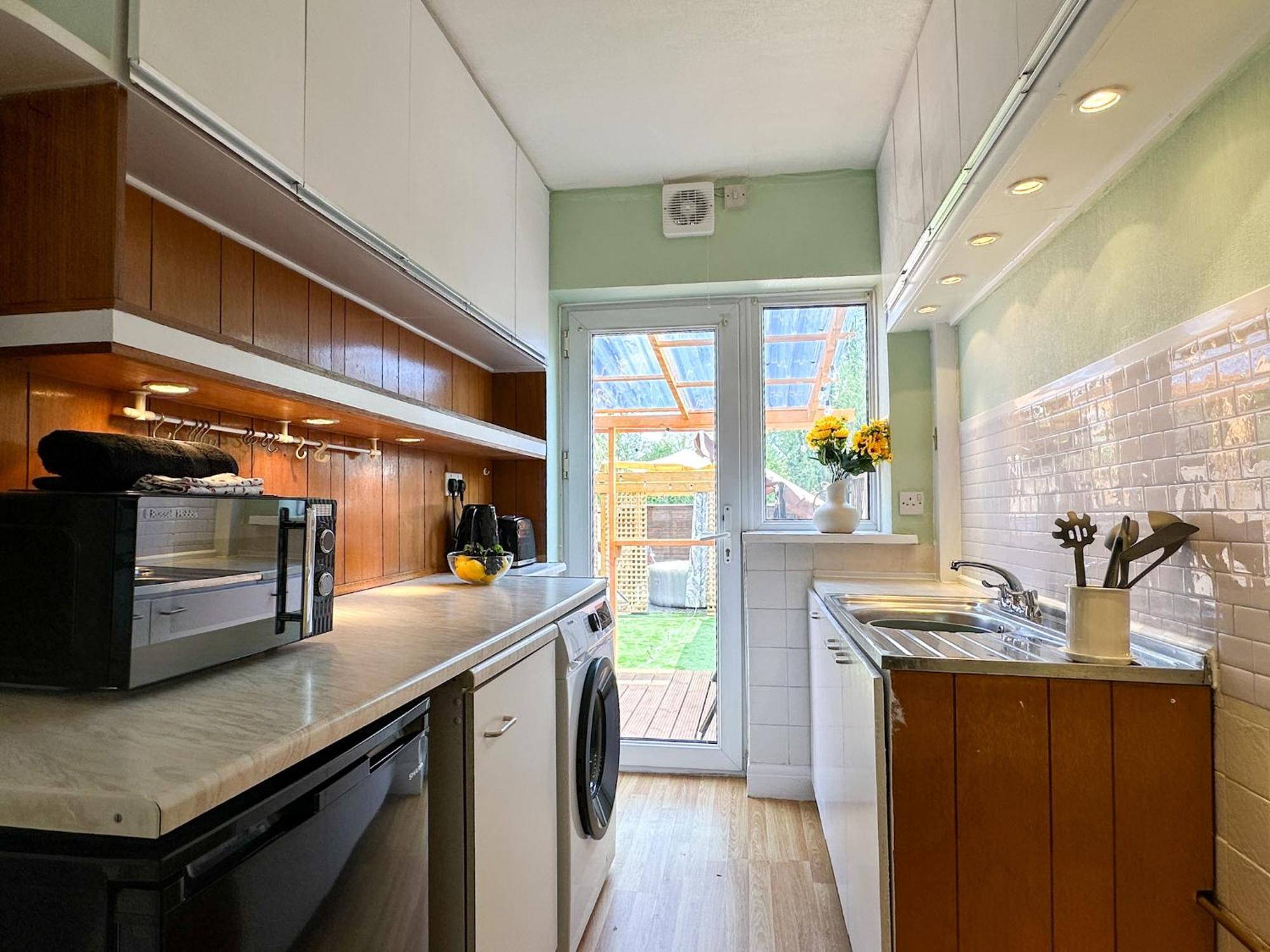 Luxury Central 2-Bed Townhouse - Parking, Hot Tub & Fire Pit Canterbury Exterior photo